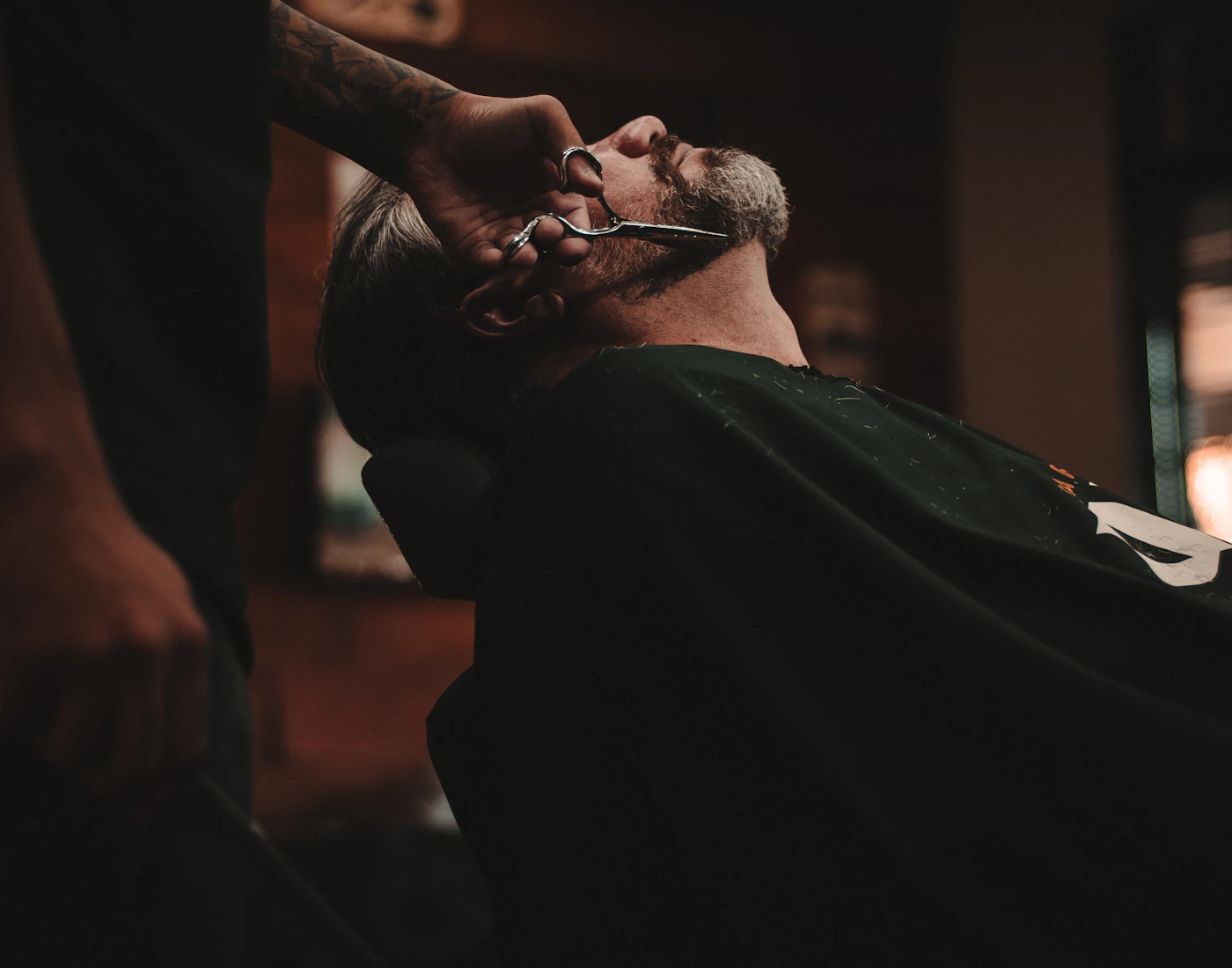 Interior cálido de una barbería clásica
