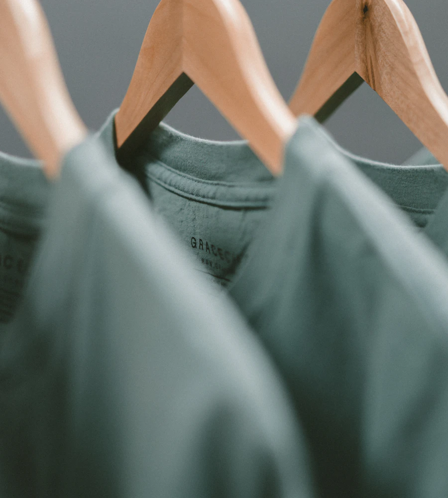 Prendas de moda urbana en un perchero